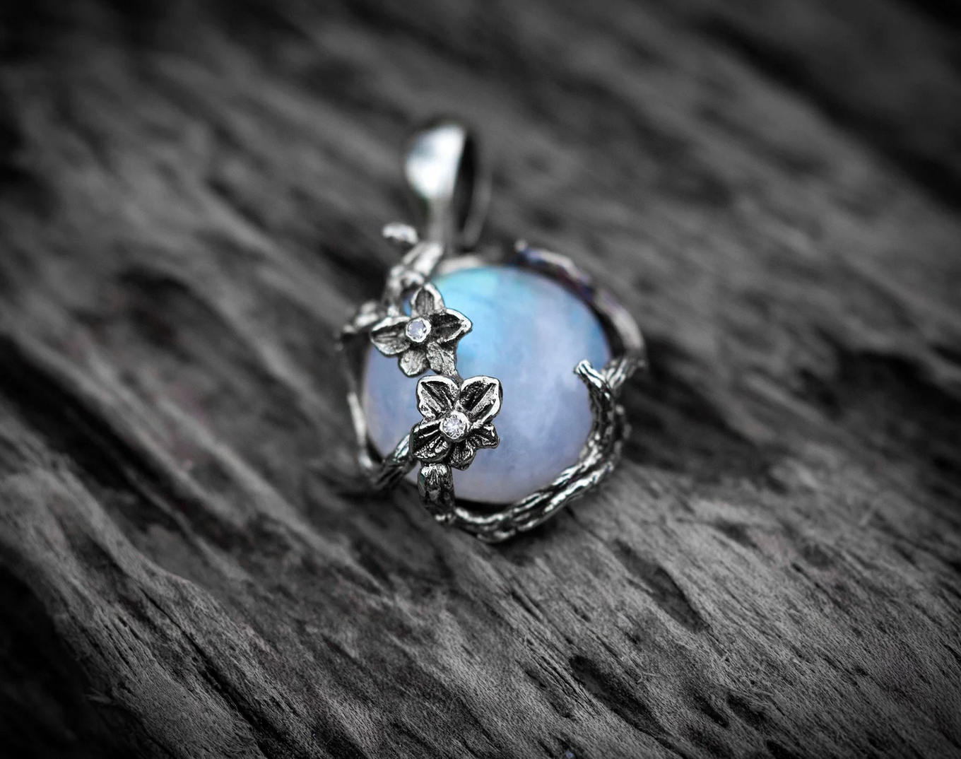 Rainbow Moonstone Gold