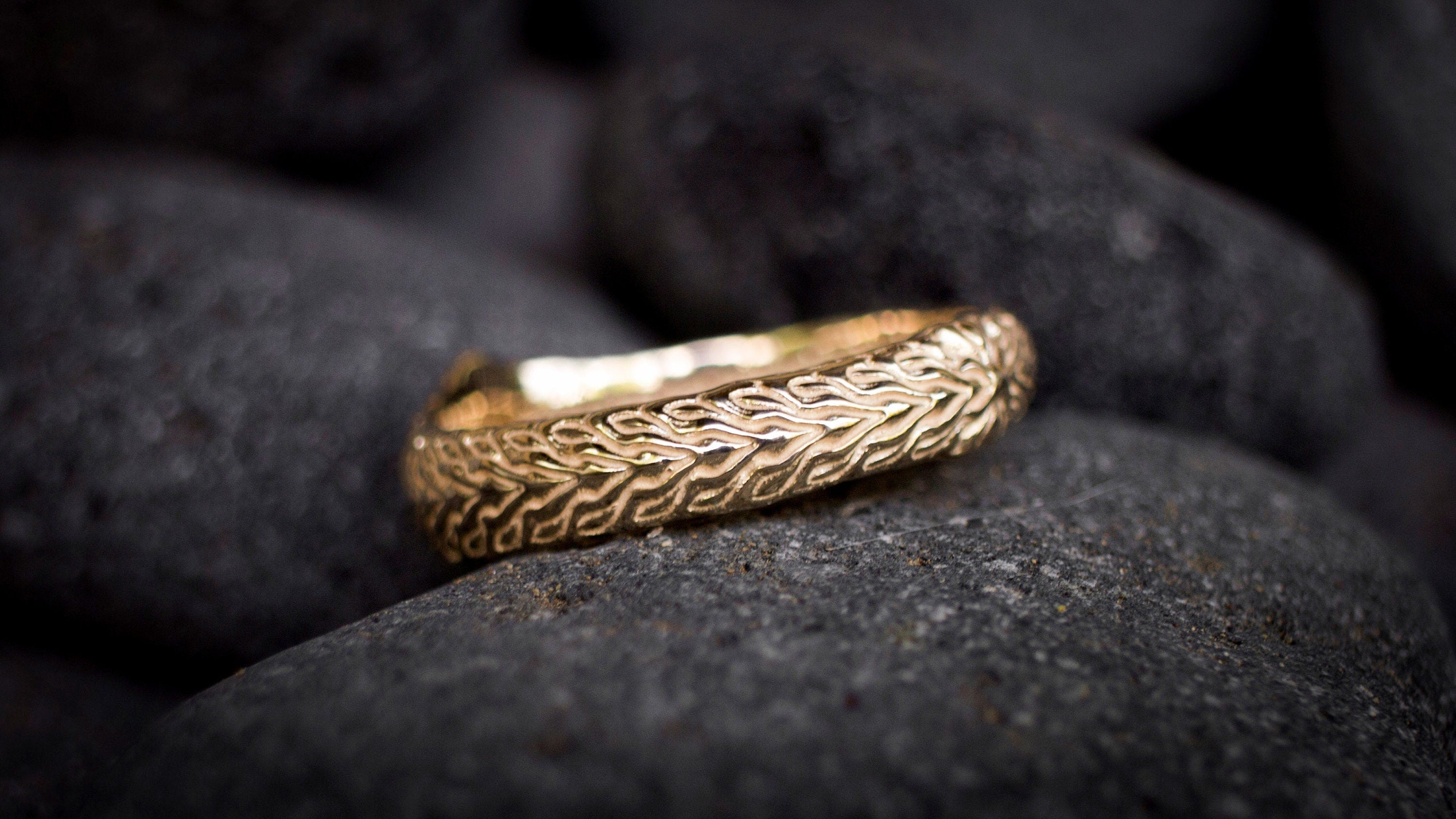 Gold Engagement Ring 'Vibra'