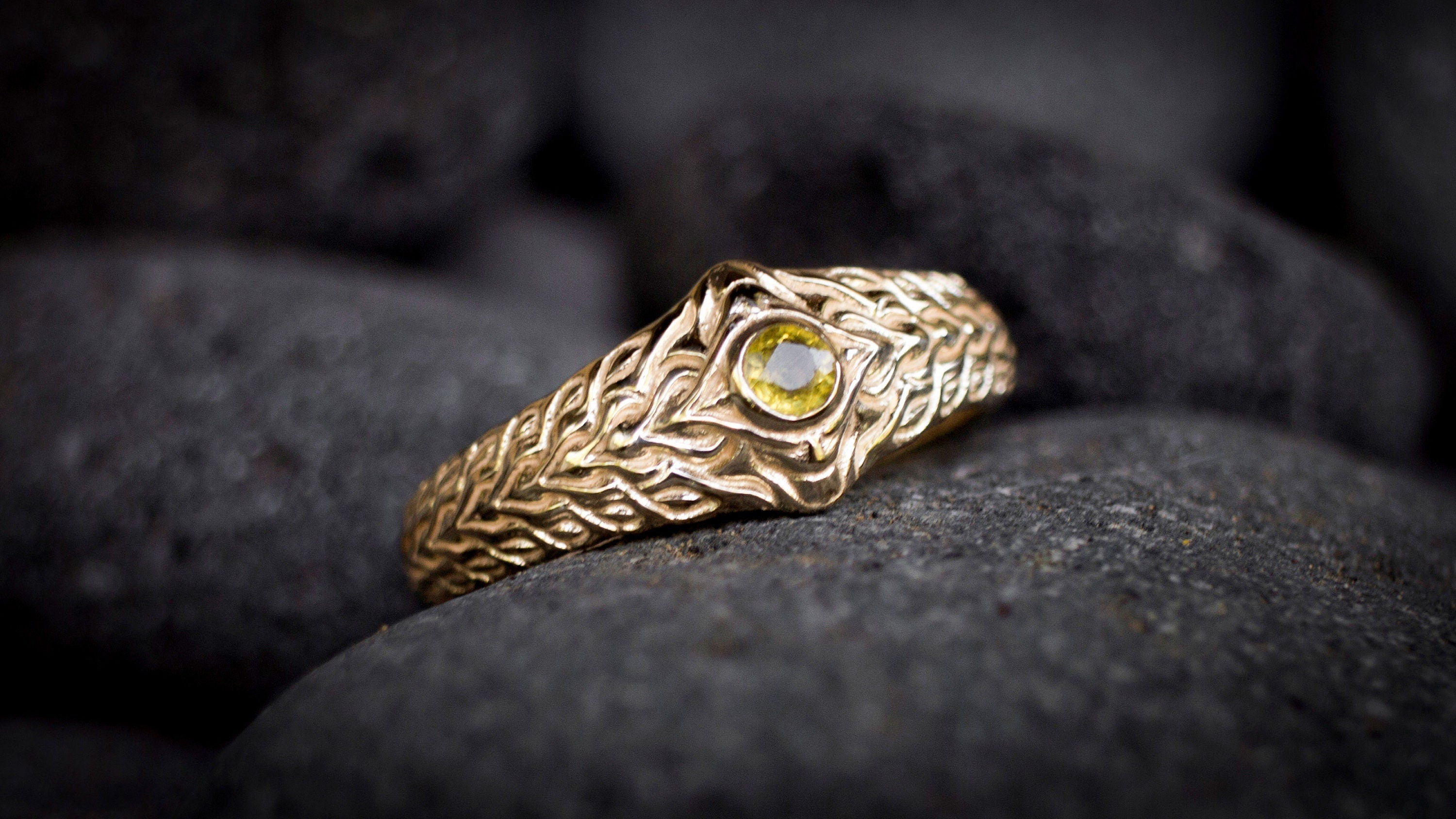 Gold Engagement Ring 'Vibra'