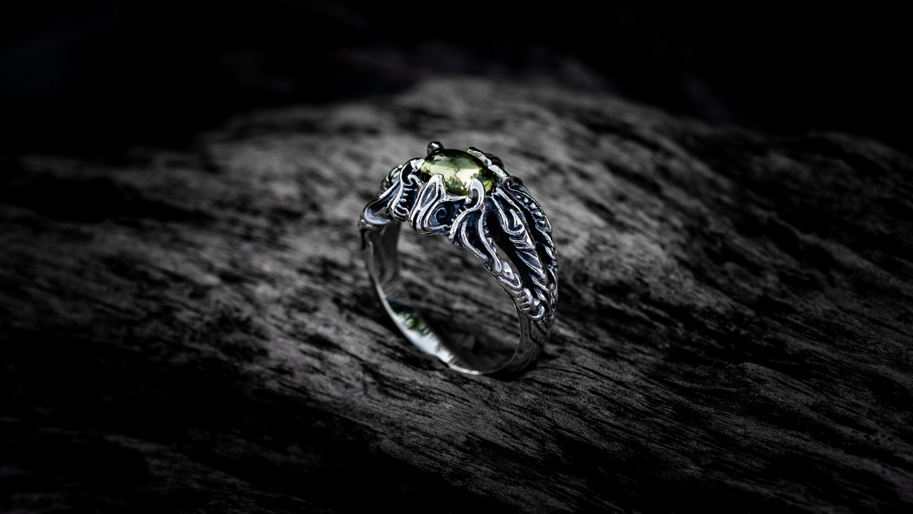 Moonstone Engagement ring 'Vibra'
