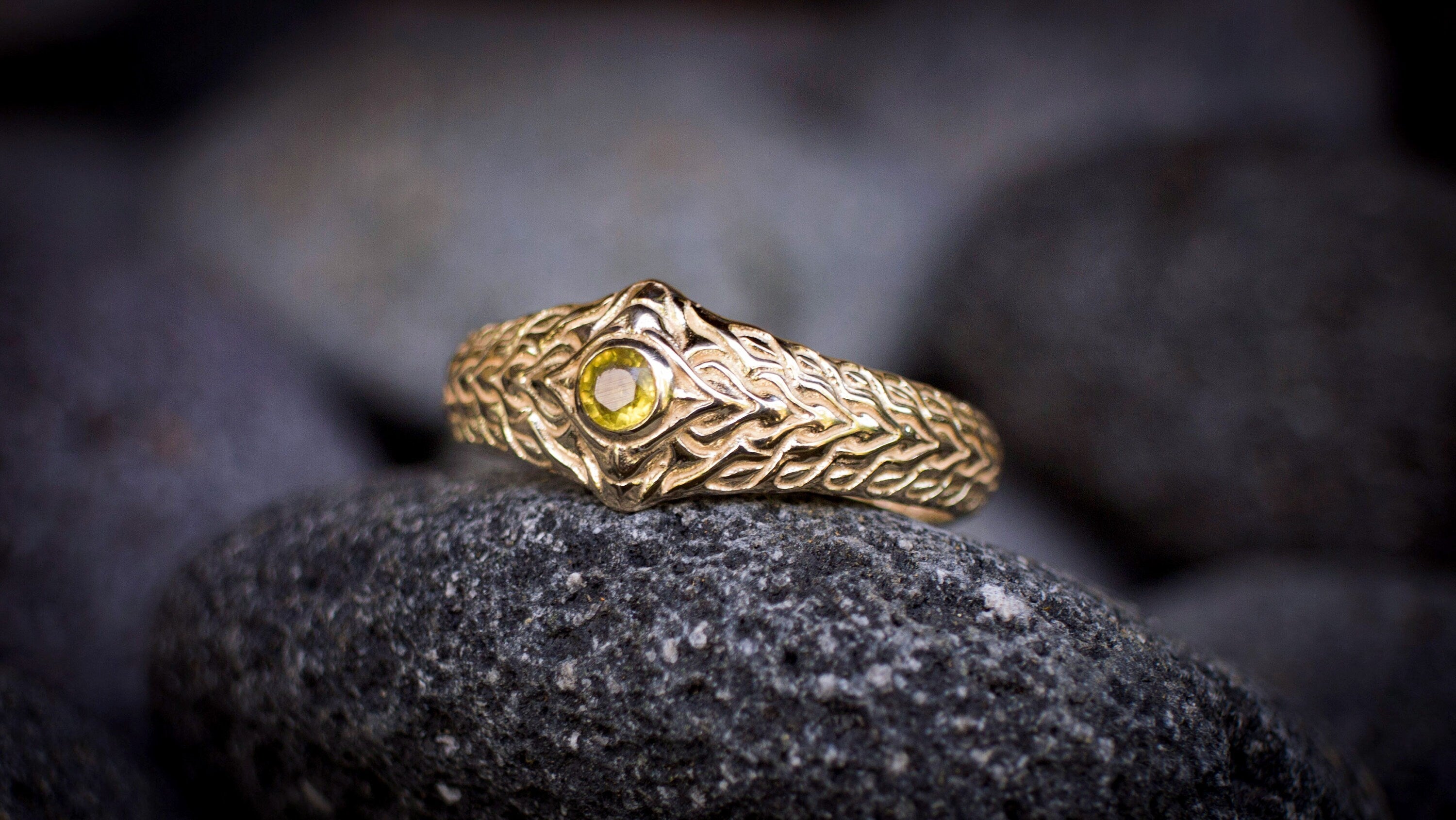 Gold Engagement Ring 'Vibra'