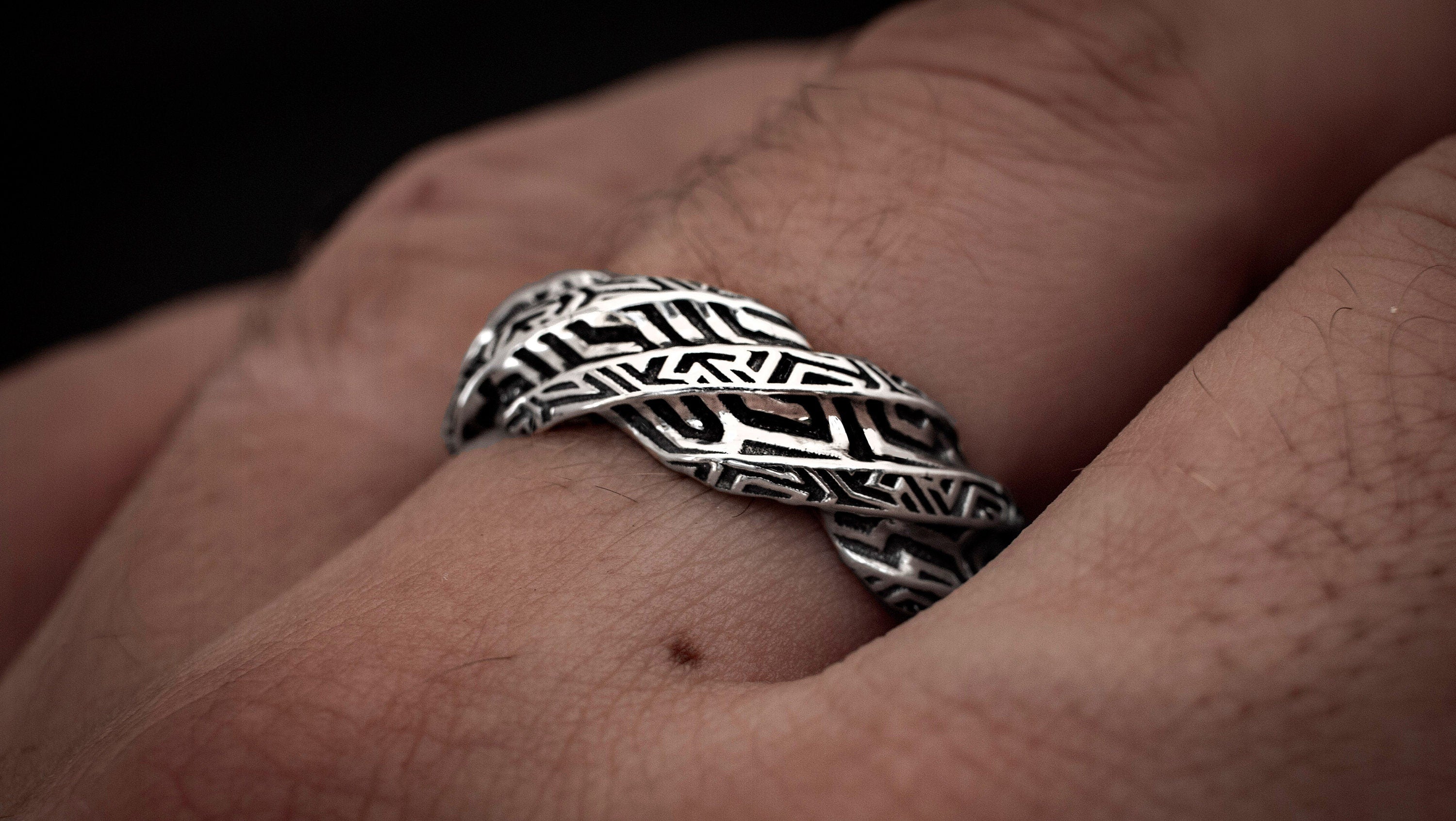 Vertical view of geometric twisted ring