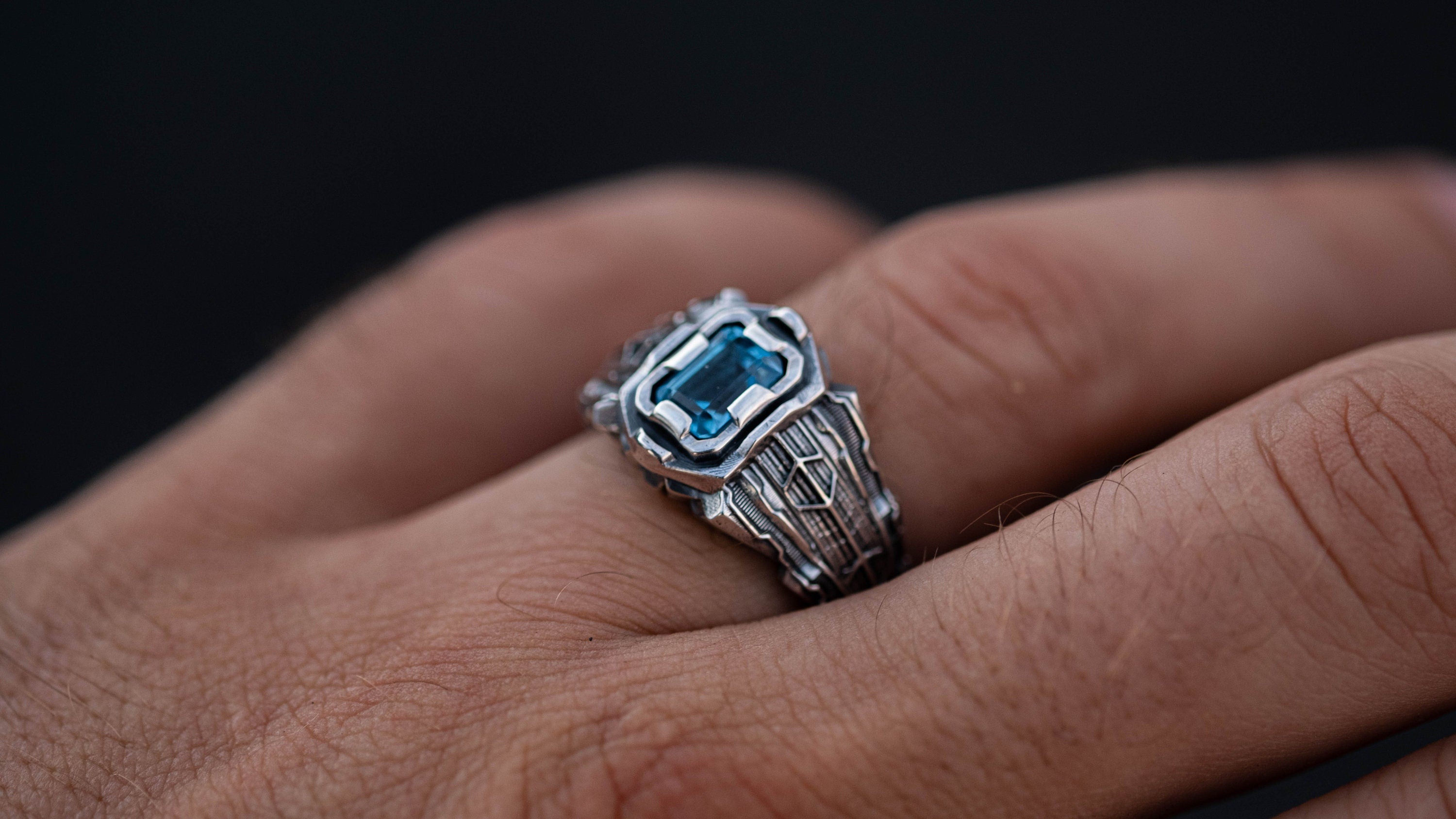 Futuristic silver ring 'Collider'